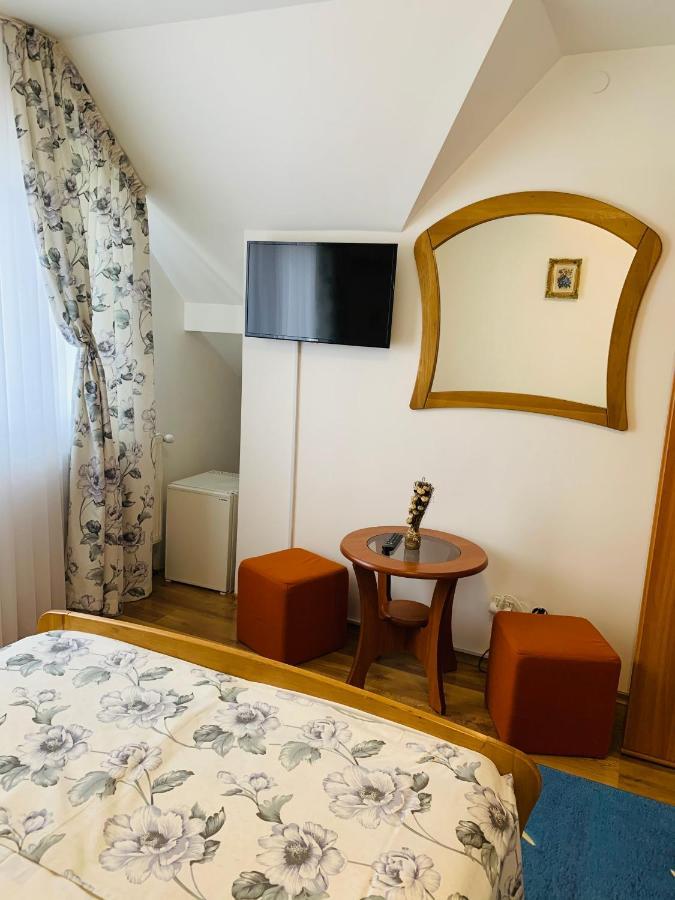 Alex & Maria Hotell Cărpinişu Eksteriør bilde